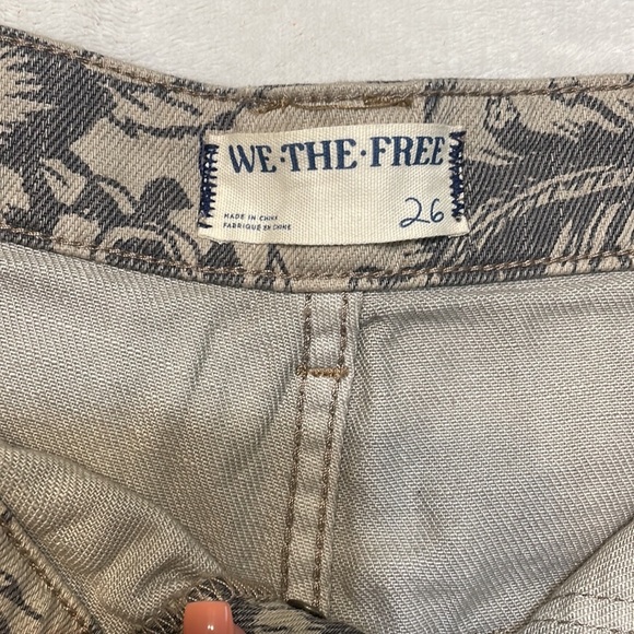 Free People We The Free Beginner's Luck Floral Denim Shorts 26 - Picture 3 of 6